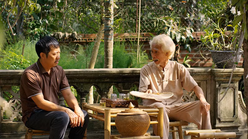 NSƯT Phú Đôn với tạo hình râu tóc bạc phơ trong phim.