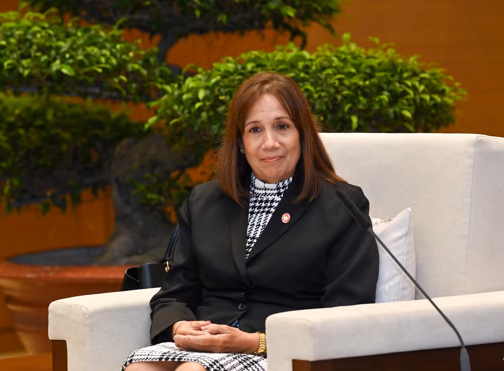 Phó Chủ tịch Quốc hội Cuba Ana María Mari Machado phát biểu tại buổi tiếp.