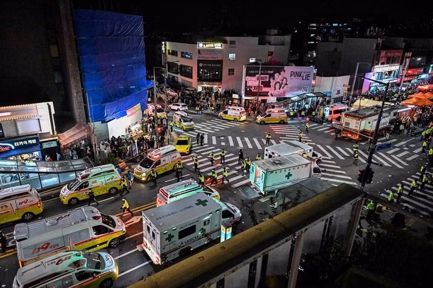Lực lượng chức năng Hàn Quốc tại hiện trường vụ giẫm đạp. (Ảnh: AFP/TTXVN)