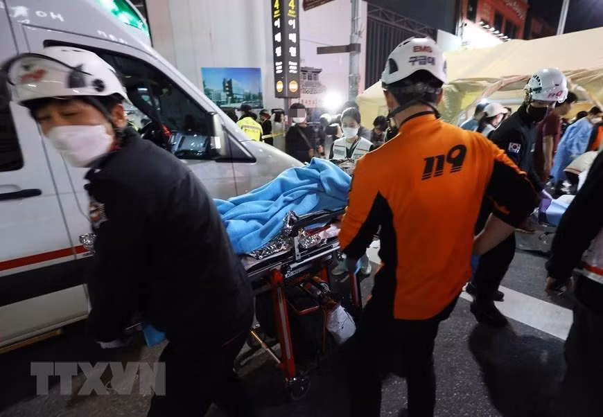 Lực lượng cứu hộ chuyển các nạn nhân tại hiện trường vụ giẫm đạp trong lễ Halloween ở Itaewon, Seoul, Hàn Quốc ngày 30/10/2022.