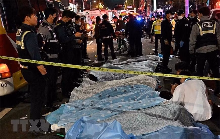 Lực lượng chức năng Hàn Quốc điều tra tại hiện trường vụ giẫm đạp trong lễ Halloween ở Itaewon, Seoul ngày 30/10/2022.