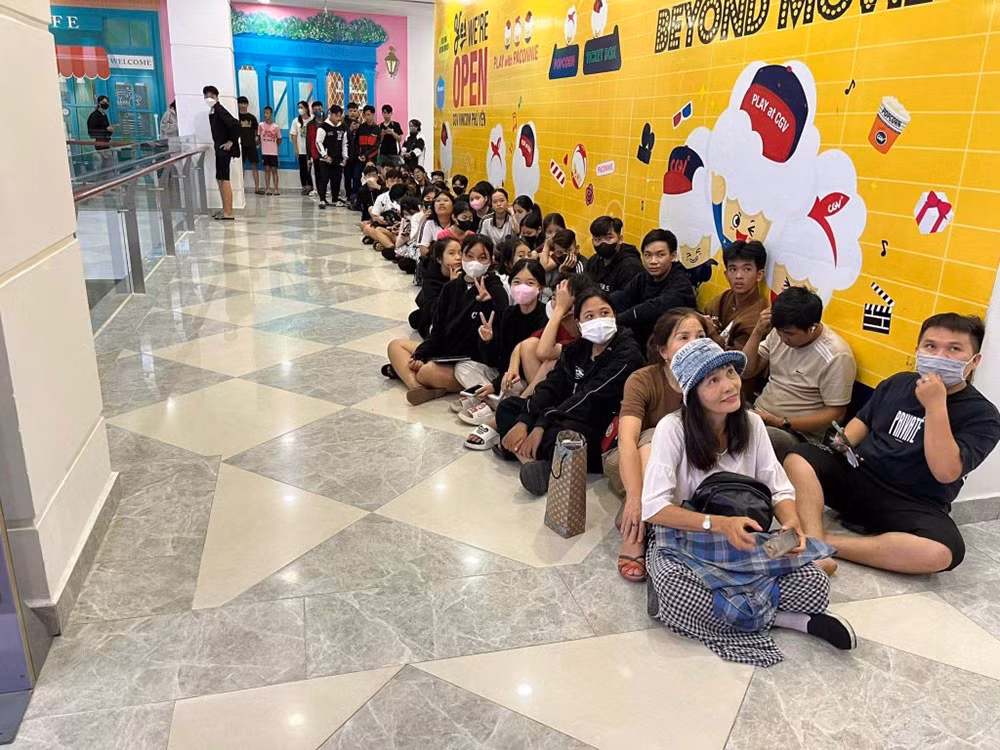 Khán giả xếp hàng chờ vào rạp.