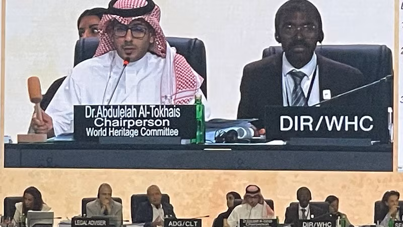 Thời khắc Ngài Chủ tịch Ủy ban Di sản Thế giới Kỳ họp lần thứ 45 (TS. Abdulelad Al Tokhais - Ả-rập Xê-út) gõ búa thông qua hồ sơ Vịnh Hạ Long - Quần đảo Cát Bà vào lúc 17 giờ 39 phút ngày 16/9 (giờ địa phương).