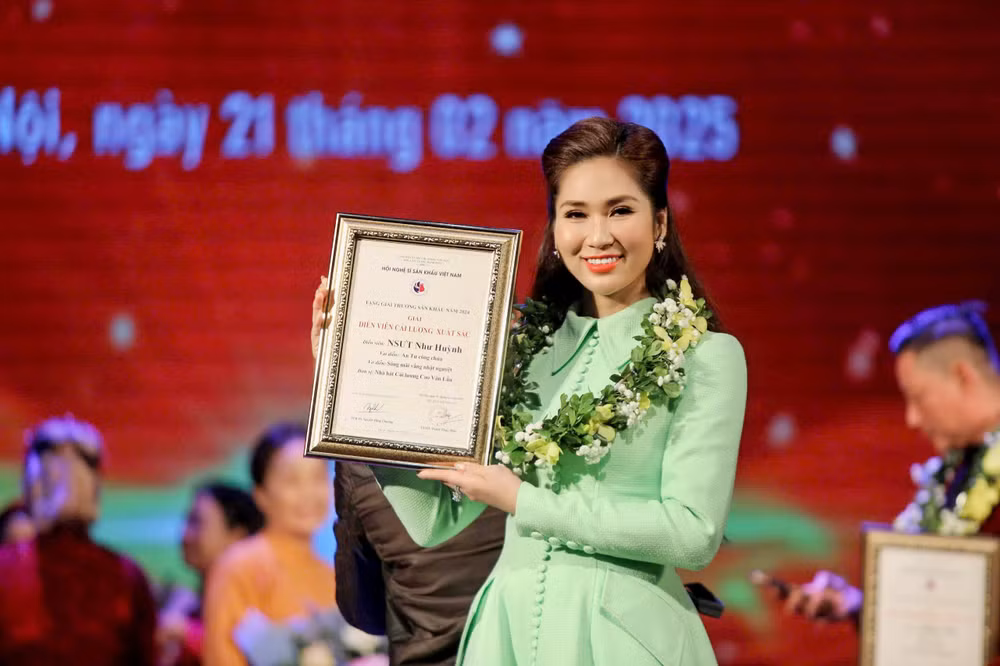 NSƯT Như Huỳnh nhận giải thưởng “Diễn viên cải lương xuất sắc”. (Ảnh: NVCC)
