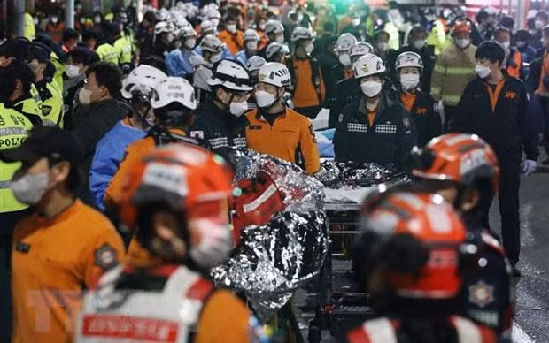 Lực lượng cứu hộ chuyển các nạn nhân tại hiện trường vụ giẫm đạp trong lễ Halloween ở Itaewon, Seoul, Hàn Quốc. (Ảnh: THX/TTXVN)