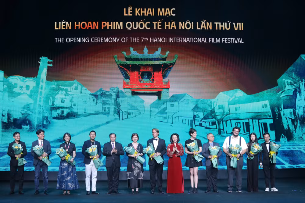 Ban tổ chức Liên hoan phim tặng hoa cho các thành viên Ban giám khảo.