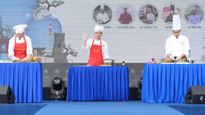 Các đầu bếp trình diễn các món ăn của Việt Nam và Hàn Quốc.