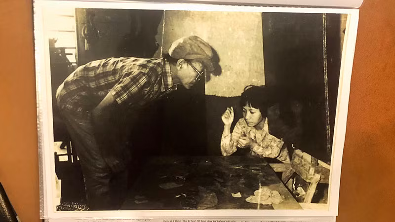 Họa sĩ Nguyễn Sáng và họa sĩ Đặng Thị Khuê. (Ảnh do họa sĩ Lương Xuân Đoàn lưu giữ)