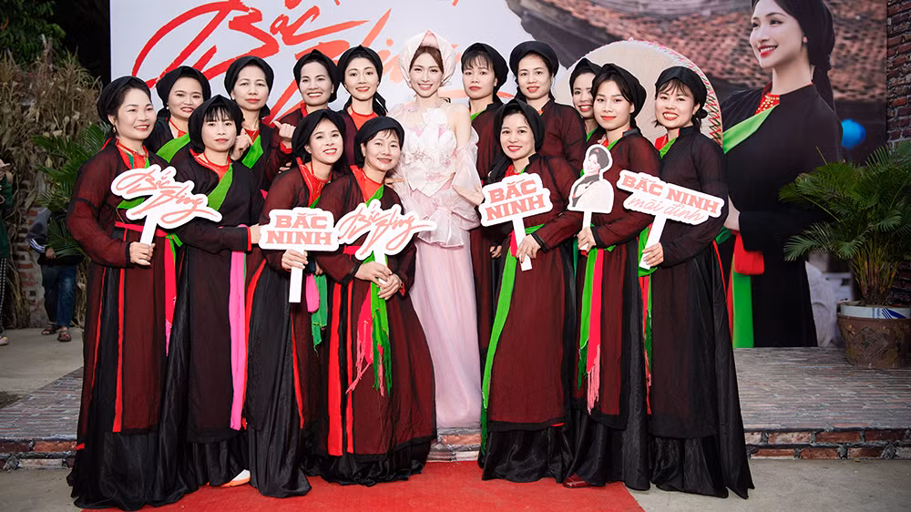 Hòa Minzy tại buổi ra mắt MV.