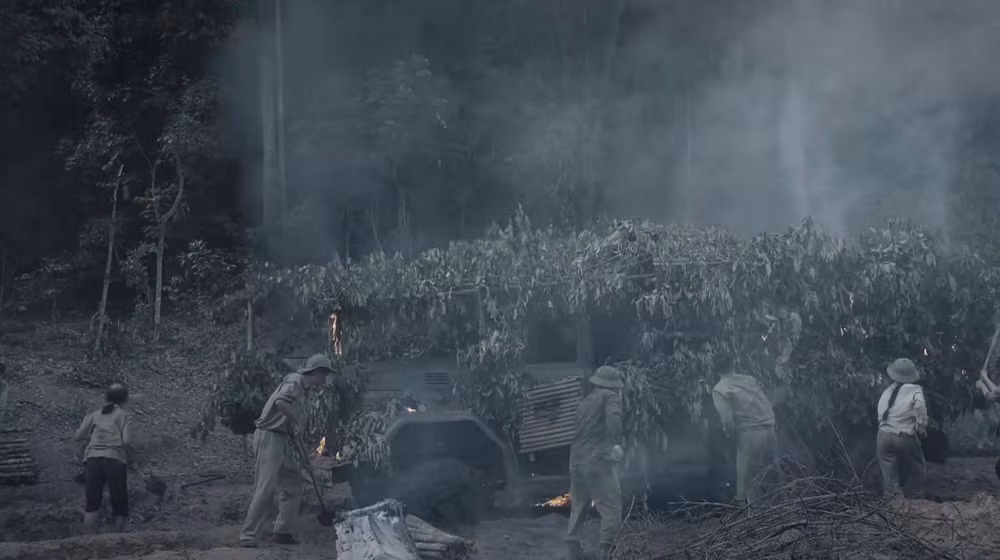 Cảnh thanh niên xung phong cứu xe trên đường ra trận.