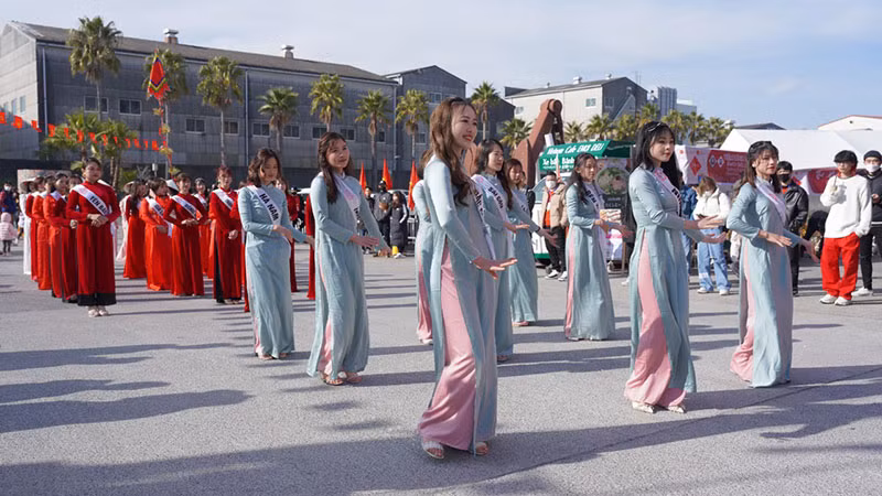 Tà áo dài khoe sắc tại Nhật Bản trong chương trình Tết Việt. (Ảnh: Ban tổ chức)