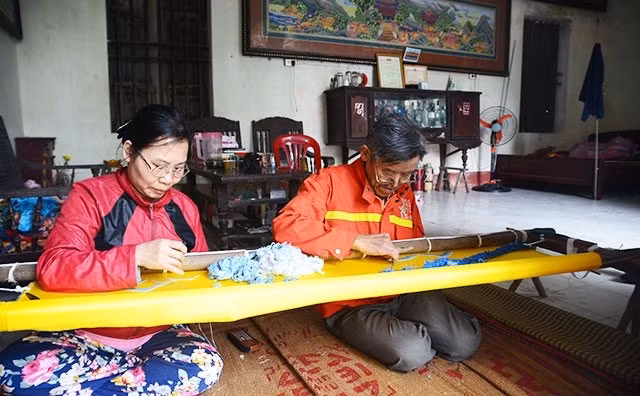 Các nghệ nhân làng thêu Văn Lâm.