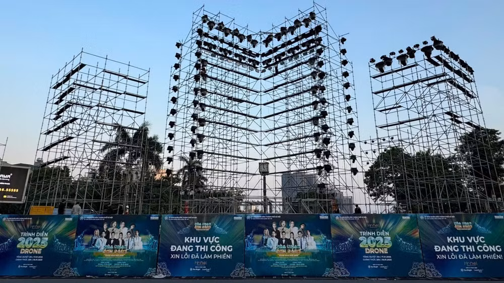 Sân khấu hoành tráng đang được dựng ở khu vực Hồ Tây. (Ảnh: Ban tổ chức)