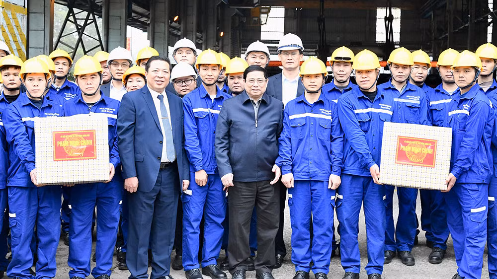 Thủ tướng Phạm Minh Chính thăm, tặng quà động viên cán bộ, công nhân Nhà máy Gang thép Cao Bằng.