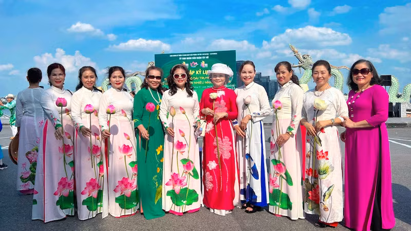 Các thành viên Hội Phụ nữ hữu nghị với di sản từ nhiều địa phương cũng sắp xếp đến tham dự sự kiện.