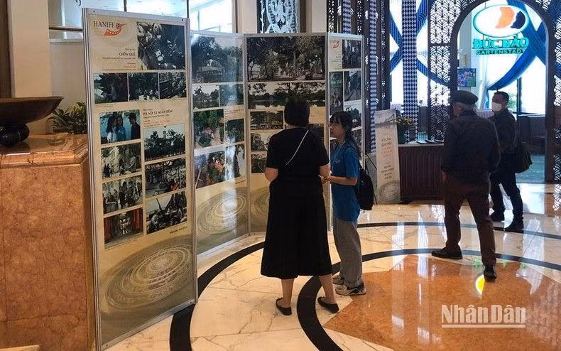 Đại biểu quốc tế tham quan Triển lãm bối cảnh quay phim trong khuôn khổ Liên hoan phim quốc tế Hà Nội năm 2022.