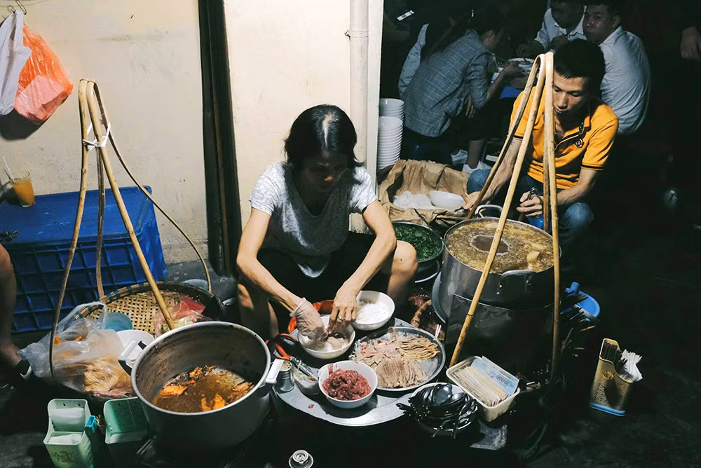 Một hàng phở gánh đêm ở Hà Nội.