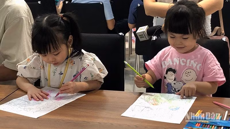 Các bạn nhỏ vẽ tranh minh họa trong một hoạt động của Góc đọc cuối tuần.