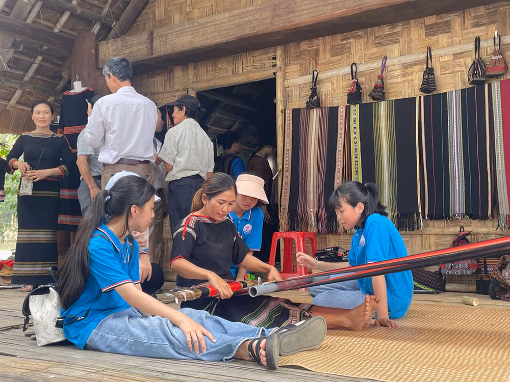 Học sinh tìm hiểu dệt thổ cẩm của đồng bào Ê Đê.