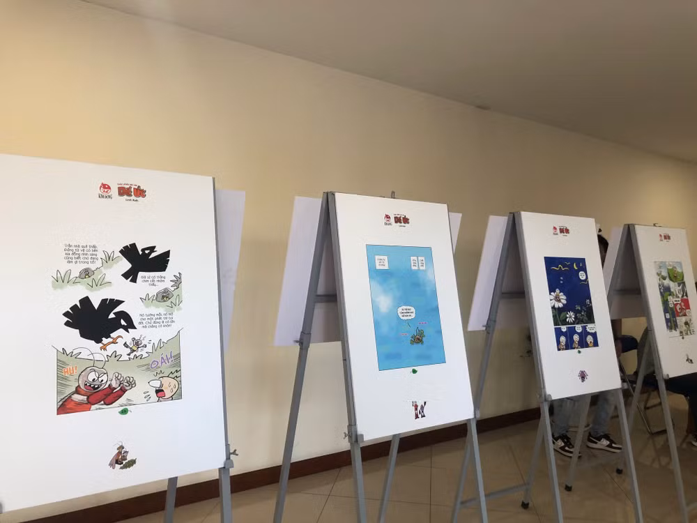 Một số tranh minh họa trong bộ truyện “Cuộc phiêu lưu của Dế Út” được trưng bày trong khuôn khổ lễ trao giải. Một số tranh minh họa trong bộ truyện “Cuộc phiêu lưu của Dế Út” được trưng bày trong khuôn khổ lễ trao giải.