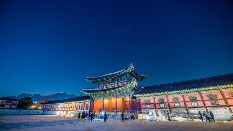 Du khách tham quan Cung điện Gyeongbokgung, Hàn Quốc.