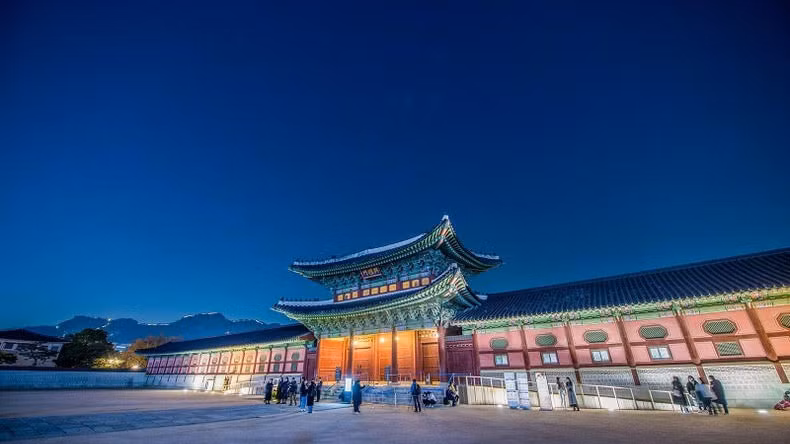 Du khách tham quan Cung điện Gyeongbokgung, Hàn Quốc.