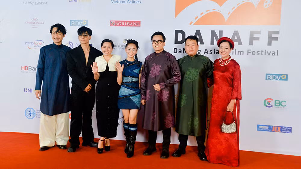 Đoàn làm phim “Kẻ ăn hồn” tại Liên hoan phim.