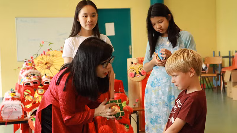 Giới thiệu bánh chưng Việt Nam.