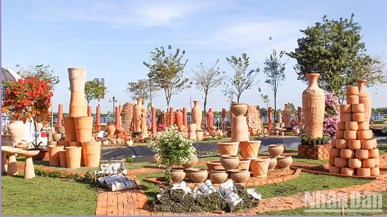 Gốm đỏ Vĩnh Long.