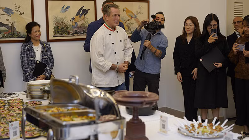 Đầu bếp Italia giới thiệu một số món ăn đặc trưng mang hương vị Địa Trung Hải.