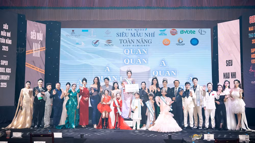 Ban tổ chức trao các giải thưởng cho các thí sinh.