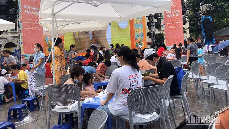 Các gia đình vui chơi cuối tuần tại Phố đi bộ Hồ Gươm.