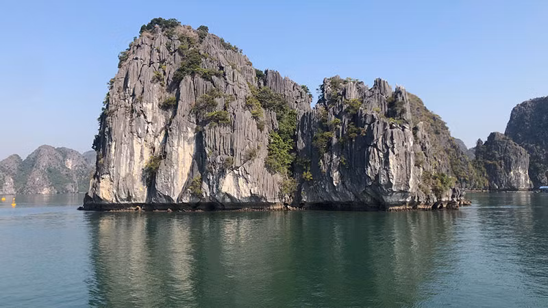 Vẻ đẹp ấn tượng của những dãy núi đá vôi trong Vịnh.