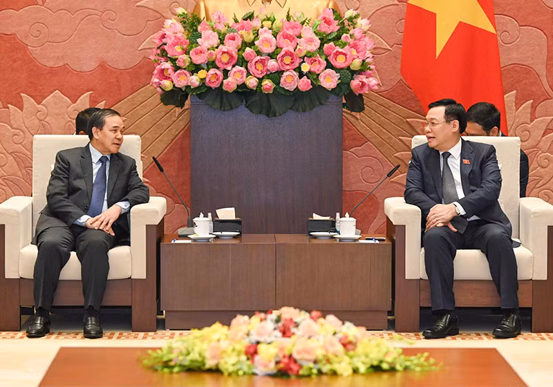 Chủ tịch Quốc hội Vương Đình Huệ và Đại sứ Lào Sengphet Houngboungnuang tại buổi tiếp.