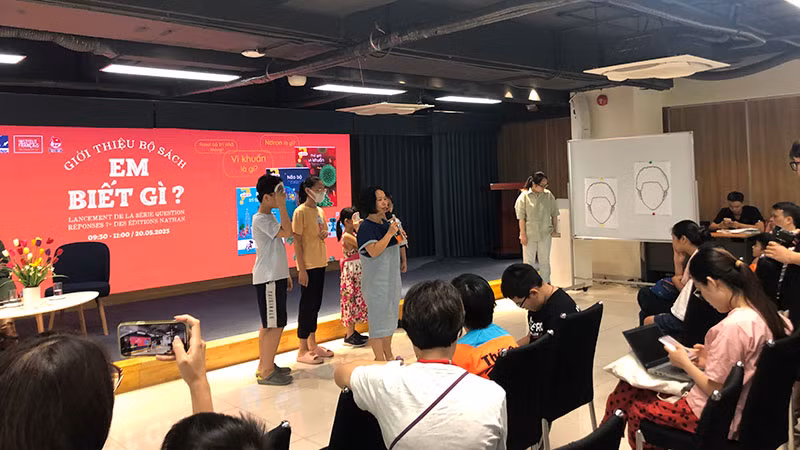 Chơi trò chơi, giao lưu nhân dịp ra mắt sách tại Nhà xuất bản Kim Đồng.