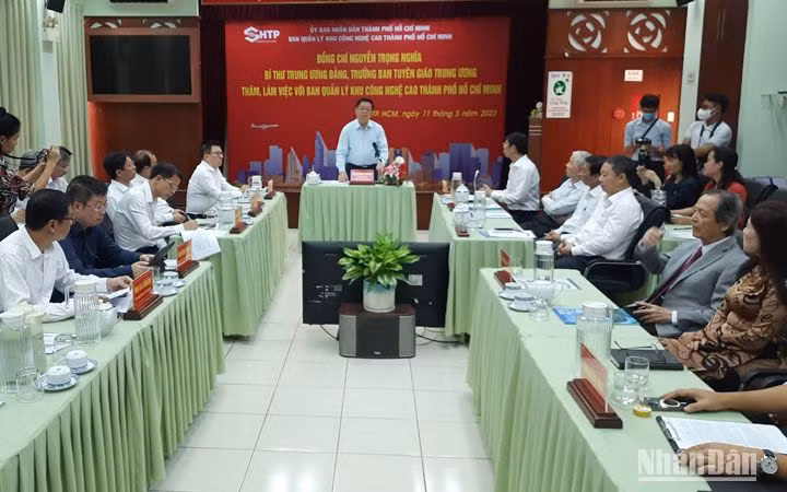 Đoàn công tác Ban Tuyên giáo Trung ương làm việc với Ban Quản lý Khu Công nghệ cao Thành phố Hồ Chí Minh.