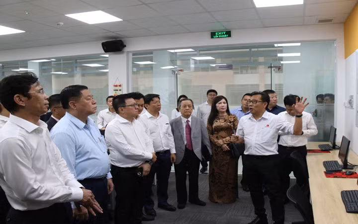 Các đại biểu tham quan Trung tâm Đào tạo điện tử quốc tế (IETC), Khu Công nghệ cao Thành phố Hồ Chí Minh.