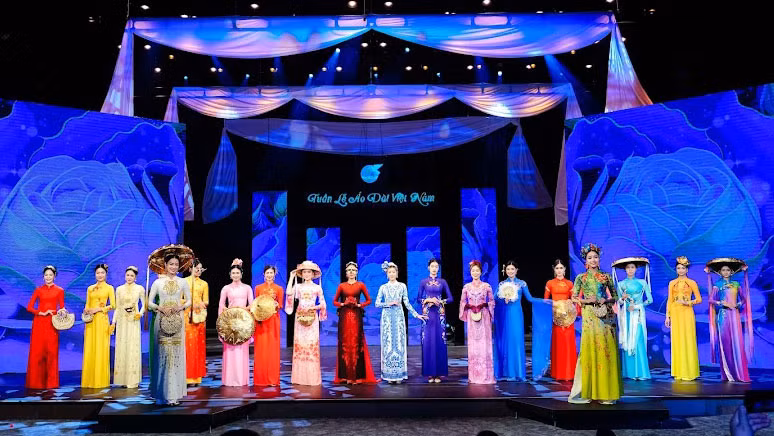 Giới thiệu bộ sưu tập áo dài của các hội viên Hội Liên hiệp Phụ nữ Việt Nam. (Ảnh: Ban tổ chức)