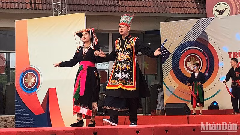 Trình diễn trang phục dân tộc tại Làng Văn hóa - Du lịch các dân tộc Việt Nam.