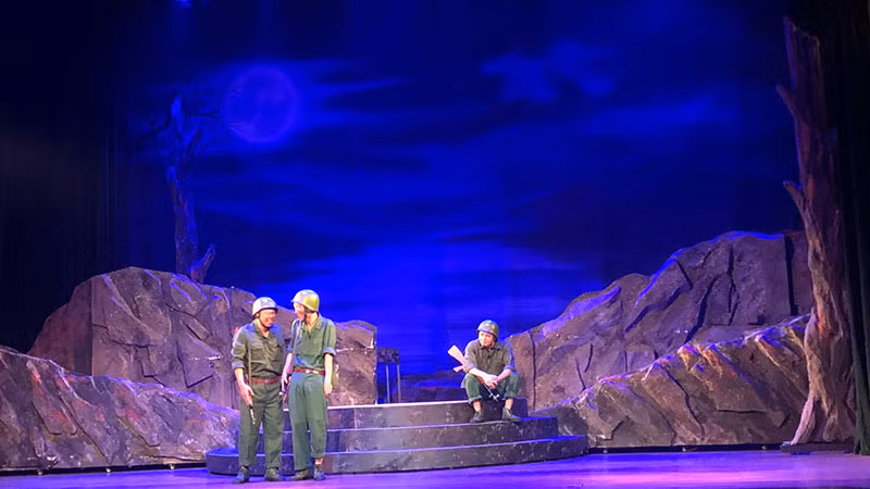 Những đoạn thoại hài hước giữa các chiến sĩ trẻ mang đến tiếng cười sảng khoái cho khán giả.