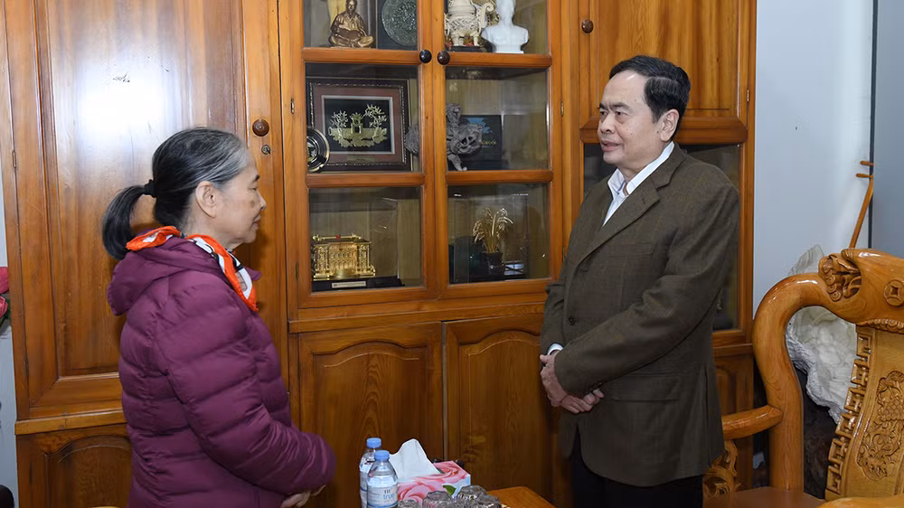 Chủ tịch Quốc hội Trần Thanh Mẫn thăm hỏi và tặng quà bà Ngô Thị Mận, phu nhân nguyên Tổng Bí thư Nguyễn Phú Trọng.