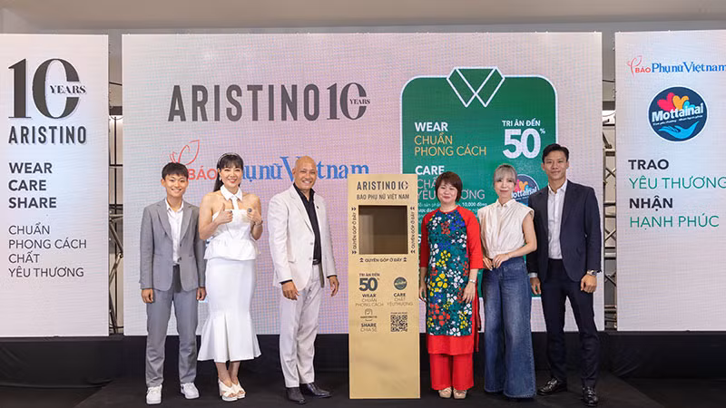 Ra mắt chiếc hộp Mottainai quyên góp quần áo cũ đầu tiên. (Ảnh: Ban tổ chức)