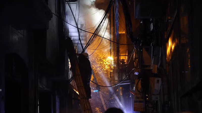 Ngõ hẹp nên lực lượng chức năng gặp nhiều khó khăn trong việc tiếp cận đám cháy.