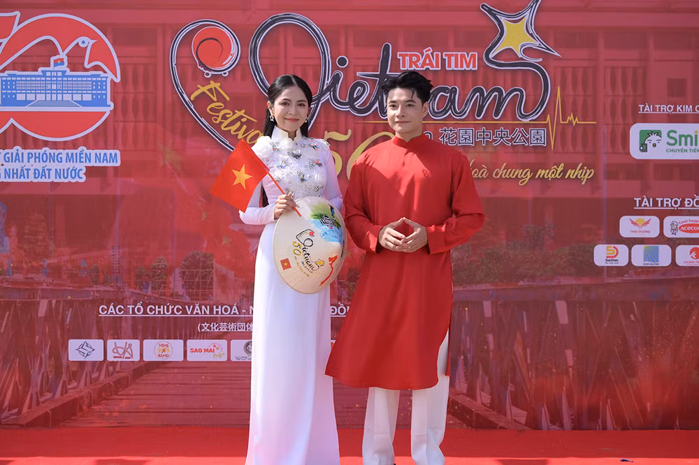 Ca sĩ Duyên Quỳnh và MC Phúc Anh.