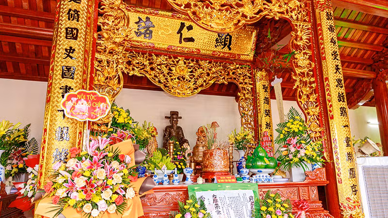 Thần tượng danh y Đào Công Chính tại nhà lưu niệm.
