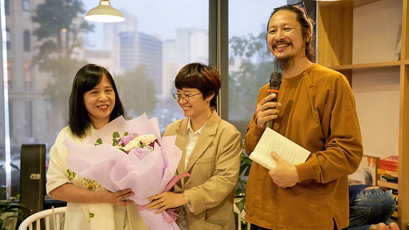 Vợ chồng nhà thơ Đinh Hoàng Anh - Thái Tĩnh tại buổi ra mắt sách.