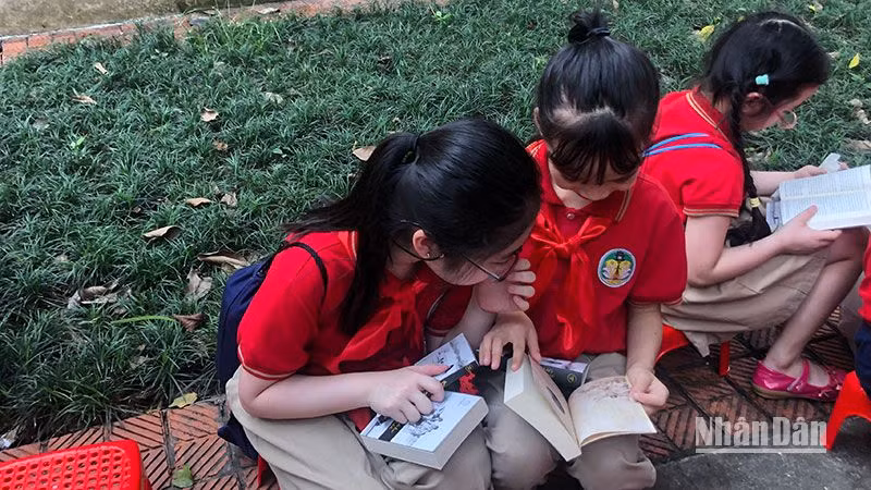 Các em nhỏ đọc sách trong khuôn viên Thư viện Quốc gia.