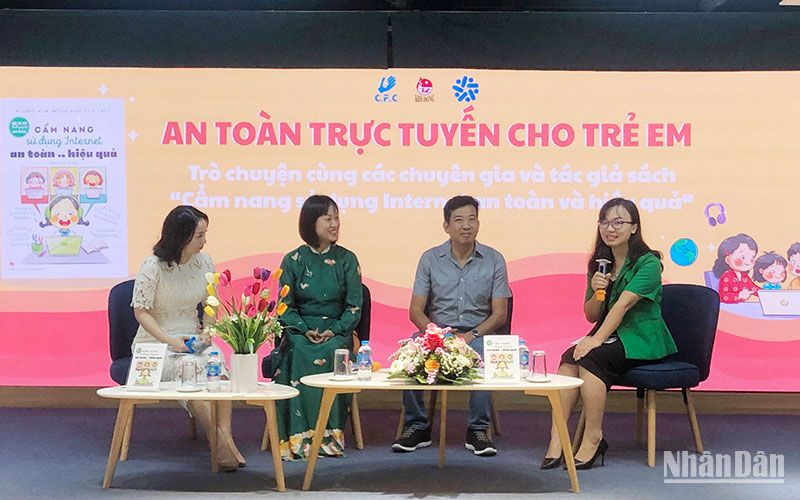 Các diễn giả chia sẻ về an toàn trên mạng cho trẻ nhỏ.