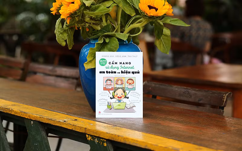 Cuốn “15 bí kíp giúp tớ an toàn - Cẩm nang sử dụng internet an toàn và hiệu quả”. (Ảnh: Nhà xuất bản Kim Đồng)
