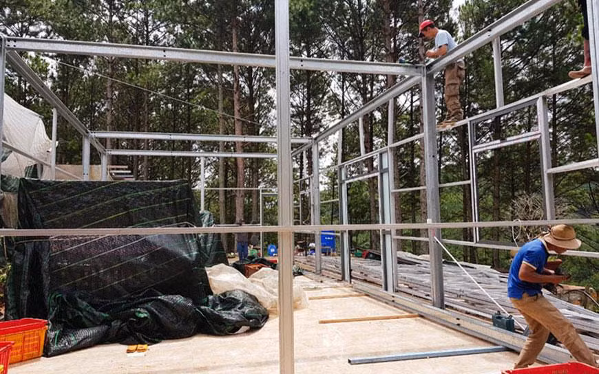 Tháo dỡ nhà kính, nhà lưới trên đất lâm nghiệp tại địa bàn phường 5, TP Đà Lạt.